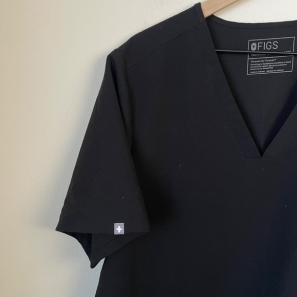 Figs Casma Three-Pocket‎ Scrub Top - Picture 7 of 9
